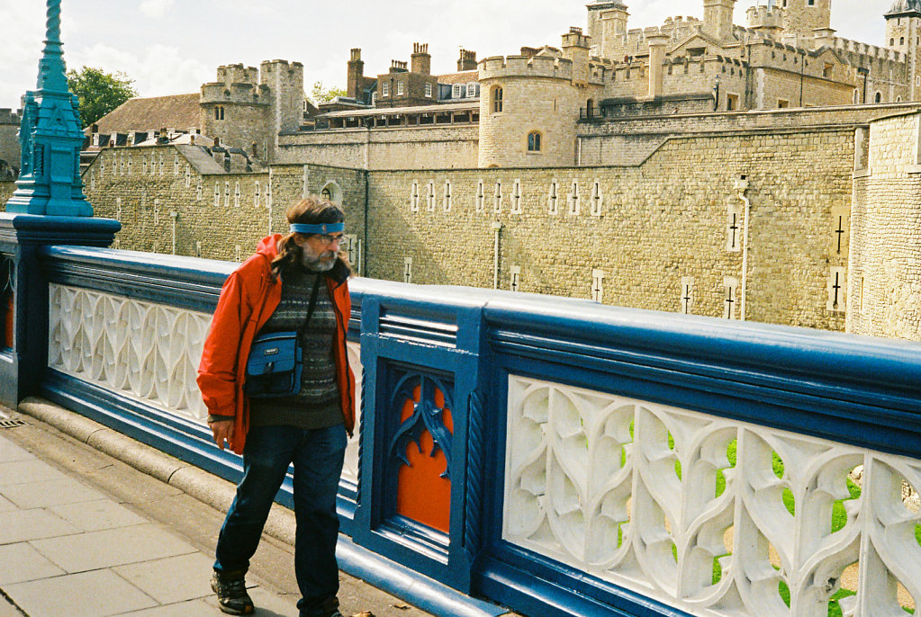 Dude colour-coordinated with the Tower Bridge